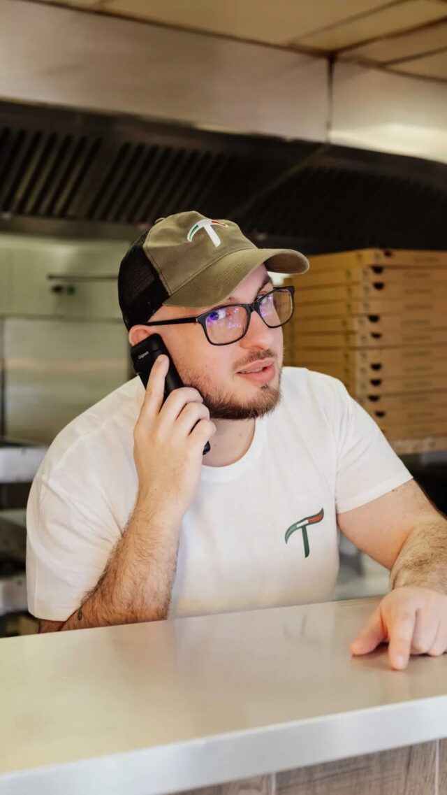 Bientôt dans vos salles. Enfin non. Juste dans nos cuisines. Tous les samedis ! 🤭

Heureusement que ça finit bien : vous vous régalez, et nous, on est heureux ! 

Merci à tous nos franchisés qui méritent des oscars pendant les rushs 💛

#tuttipizza #trend #pizzalovers #pizzatime #pizzagram