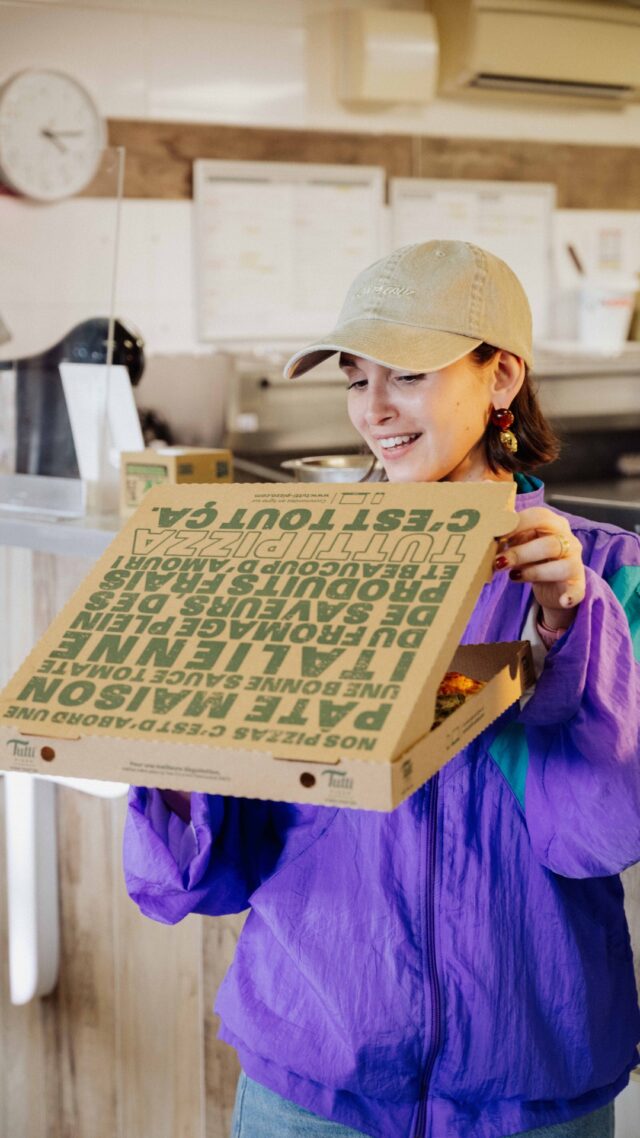 POV : t'es une boîte à pizzas Tutti. 👀

La vision quotidienne c’est des yeux qui brillent, des sourires, des "mmmh".

Et un intérieur vide en 3mn : mais ça a rendu tout le monde heureux.

Au final, livrer des pizzas, c’est aussi livrer du bonheur. 💛

#tuttipizza #pizzatime #foodlovers #food #pizza
