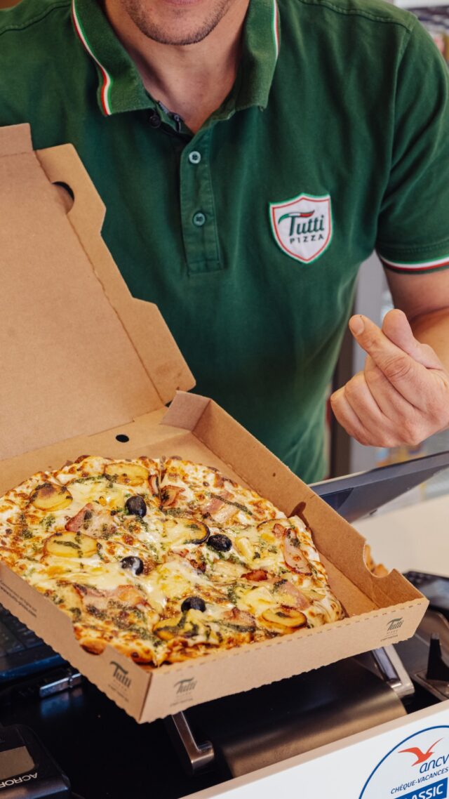 En hiver, l’incontournable Tutti, c’est la Savoyarde !

De la crème, du fromage, des pommes de terre, des lardons, du reblochon, des oignons, des olives…

De quoi réchauffer ton corps ET ton coeur, et elle donne faim même à 18h. 🤤🍕

#tuttipizza #tuttilovers #pizzalovers #pizzatime #pizzagram #italianfood #pizzafoodie #sudouestfrance #pizzarecipe #foodstagram #pizzaholic #pizzafood #pizzarecipe #fyp #foryou #trend