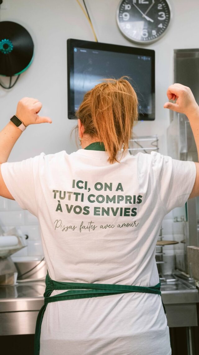 Reproduire la Vancouver à la maison, c’est possible.

Du saumon, de la crème fraîche, un peu d’aneth, un filet de citron…

Mais la vraie question : est-ce que tu veux vraiment passer ta soirée en cuisine… ou juste ouvrir la porte et ta pizza est déjà prête ? 🍕

On s’occupe de tout, et toi tu as juste besoin de choisir ce que tu regardes ce soir ! 😉

#tuttipizza #recette #pizzalovers #recettepizza #pizzagram