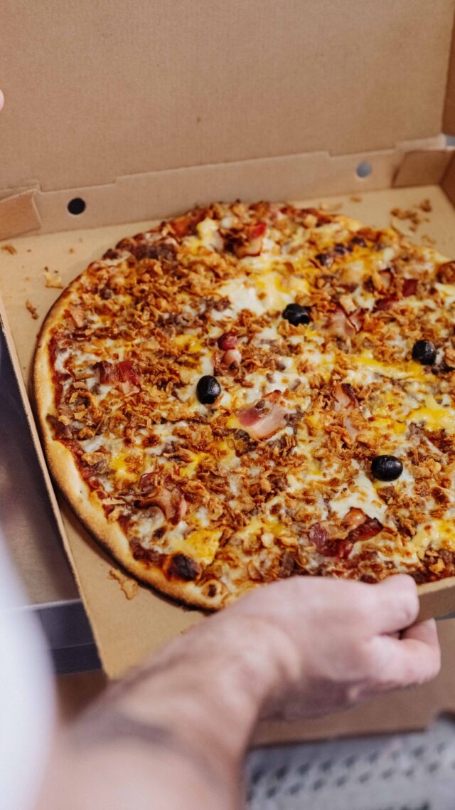 Mi pizza. Mi burger. Comment ne pas craquer ? 🍕

Et en plus, on te montre comment la reproduire à la maison ! 

#tuttipizza #tuttilovers #pizzalovers #pizzatime #pizzagram #pizzarecette #recette