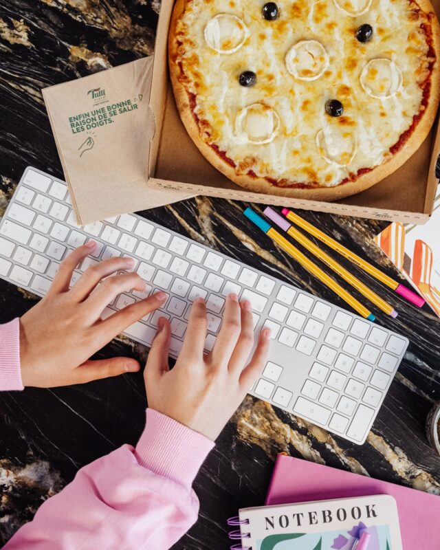 Quand on enchaine les calls, les to-do & les deadlines, on est content d’avoir une alliée de taille à nos côtés.

Une pizza bien savoureuse qui te félicite bouchée par bouchée 🍕

#tuttipizza #tuttilovers #pizzalovers #pizzatime #pizzagram #italianfood #pizzafoodie #sudouestfrance #pizzarecipe #foodstagram #pizzaholic #pizzafood #pizzarecipe