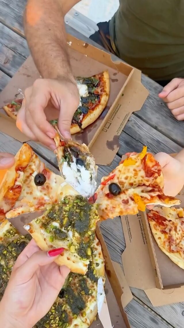 Le plan parfait pour une soirée entre copains 💛

Des pizzas, des ti’tes faims & des desserts pour tous les goûts 🍕 

#pizzalovers #tuttipizza #pizza #foodstagram #food