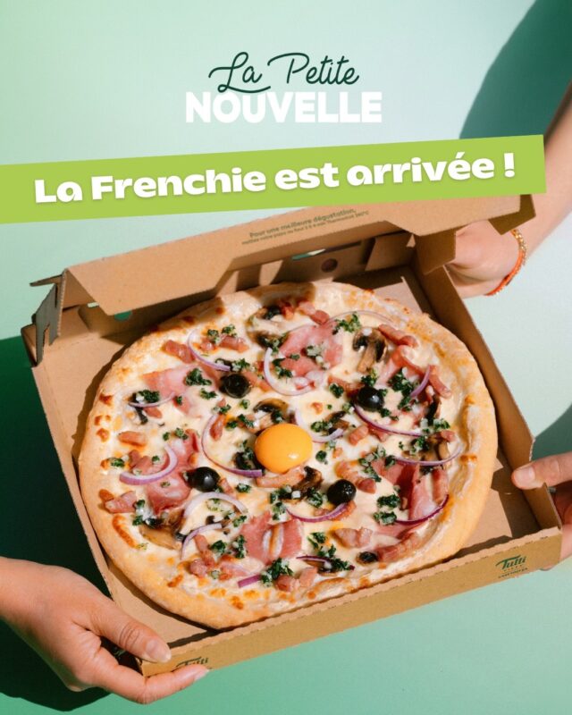 La Petite Nouvelle est là !

Crème fraîche, champignons, lardons, œuf… on continue ou t'es déjà en train de commander ? 🍕

Bon allez on continue quand même : mozzarella française, jambon blanc, oignons rouges, persillade et olives.

Voilà. C'est elle, c'est La Frenchie. Et elle est là tout l'été !

Disponible du 9 juin au 31 août. Après, c'est fini. On t’aura prévenu. 😏

Commande vite la tienne dans le lien en bio !

#tuttipizza #tuttilovers #pizzalovers #pizzatime #recettes