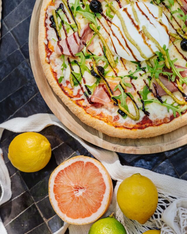 ⚠️ Attention, contenu hautement appétissant ! 

Nos pizzas fav ? Celles qui nous font voyager en un clin d’oeil !

Et c’est le cas avec notre Burrata : mesclun, jambon de pays, tomates cerises, burrata, pesto, crème balsamique. 

Avec une pizza comme celle-ci, pas besoin d’être en été pour le ressentir 🍋

#tuttipizza #tuttilovers #pizzalovers #pizzatime #pizzagram #italianfood #pizzafoodie #sudouestfrance #pizzarecipe #foodstagram #pizzaholic #pizzafood #pizzarecipe