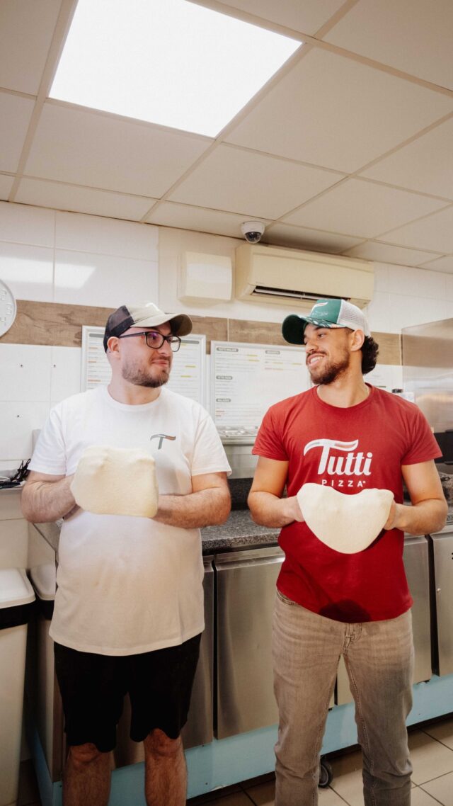 On est sur du sérieux là : battle de lancer de pâte à pizza ! 💪

Parce que quand il s'agit de ça, on rigole pas en cuisine. C'est du skill 🥷🏻

Alors, à ton avis, c’est qui le grand gagnant de cette battle ? 

Le principal, c’est que ça finisse en pizza 😉

#tuttipizza #pizzatime #foodlovers #food #pizza