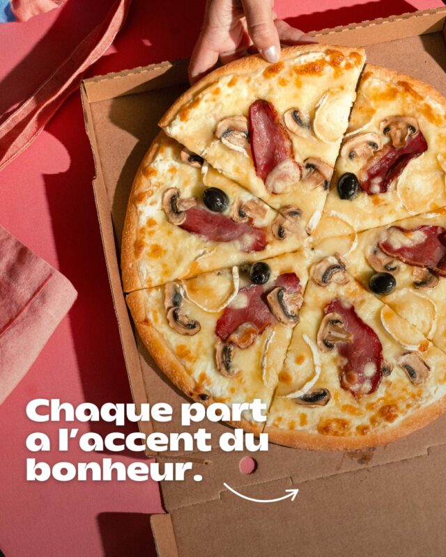 Le goût du Sud en parts égales. ☀️

Entre le miel qui fond, le magret qui croustille juste comme il faut et le chèvre qui fait fondre les cœurs… la Gerçoise, c’est un aller simple vers le Sud-Ouest ! 

Pas besoin de vacances quand t’as une pizza qui sent le soleil, le fromage chaud et les bonnes choses du coin.

Elle chante avec l’accent, elle réchauffe sans radiateur, et surtout… elle se partage (ou pas 😉).

#tuttipizza #tuttilovers #pizzalovers #pizzatime #pizzagram #italianfood #pizzafoodie #sudouestfrance #pizzarecipe #foodstagram #pizzaholic #pizzafood #pizzarecipe