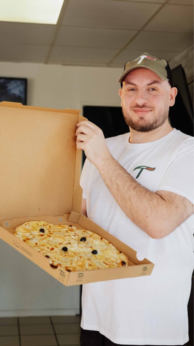 De la pâte au dernier filet de miel… 🍯

La Mielina, c’est l’incontournable chèvre-miel, et tu peux la refaire facilement chez toi !

Maintenant, deux options : tu te lances en cuisine, ou tu commandes et tu gagnes 1h de ta vie 🙄

Pour la team livraison bien chaude, ça se passe dans le lien en bio 🍕 

#tuttipizza #pizzatime #recettes #food #pizza