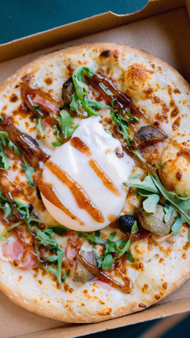 La pizza qui coche toutes les cases du bonheur : fondante, sucrée-salée, ultra généreuse.

🥓 Pancetta, mozzarella, figues & confiture pour la touche sucrée, roquette fraîche pour la verdure & une burrata au sommet, comme un point final parfait.
On vous laisse… on a une Figata à dévorer !

📍Dispo chez ton/ta pizzaiolo/a préféré.e (mais tu peux aussi essayer de la reproduire à la maison… si tu t’en sens capable 👀)

#tuttipizza #tuttilovers #pizzalovers #pizzatime #pizzagram #italianfood #pizzafoodie #sudouestfrance #pizzarecipe #foodstagram #pizzaholic #pizzafood #pizzarecipe #fyp #foryou #trend