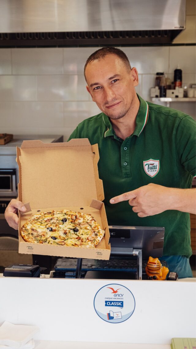 L’anti-dépresseur saisonnier : la montagnarde ! 🧀

Crème fraîche, confit d’oignon, mozzarella, pommes de terre, bacon grillé, reblochon AOP, persillade et olives… 

C’est quand même la meilleure recette pour affronter le froid ou les réunions du lundi. 🍕

#tuttipizza #tuttilovers #pizzalovers #pizzatime #pizzagram #italianfood #pizzafoodie #sudouestfrance #pizzarecipe #foodstagram #pizzaholic #pizzafood #pizzarecipe #fyp #foryou #trend