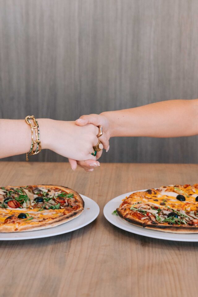 Pas besoin de choisir entre 2 pizzas quand la négociation se passe (très) bien : le meilleur moyen d’avoir le meilleur des deux mondes 🤝

Et les meilleures affaires se concluent toujours autour d'une boîte ! 🍕

#tuttipizza #tuttilovers #pizzalovers #pizzatime #pizzagram #foodstagram #pizzafood #fyp #foryou #trend