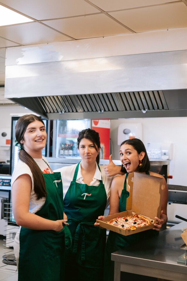 La team com aux fourneaux ! 

Conclusion : on est plus forts pour les trends que pour les pizzas 🙄 

Heureusement, chacun son métier !

#tuttipizza #tuttilovers #pizzalovers #pizzatime #pizzagram #foodstagram #pizzafood #fyp #foryou #trend
