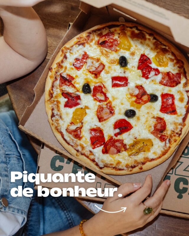 Si t’aimes les pizzas qui ont un peu de feu dans les veines, la chorizo est clairement faite pour toi. 🔥

Un classique sauce tomate + mozza française + poivrons, mais le chorizo est là pour tout relever ! 

Nous, on aime bien les pizzas avec un peu de personnalités, et toi, t’es team recette originale ou classique ? 😉

#tuttipizza #pizzatime #recettes #food #pizza